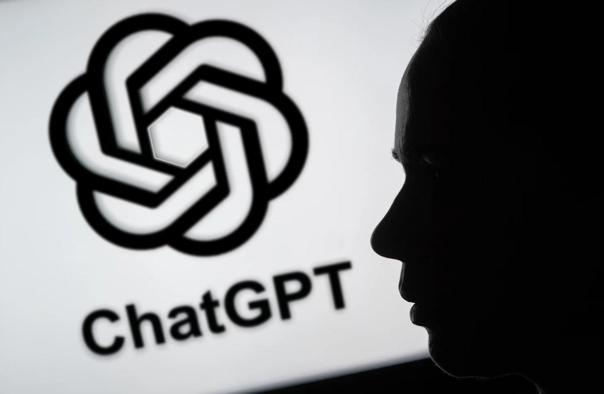 ChatGPT no marketing: silhueta com logo do ChatGPT ao fundo